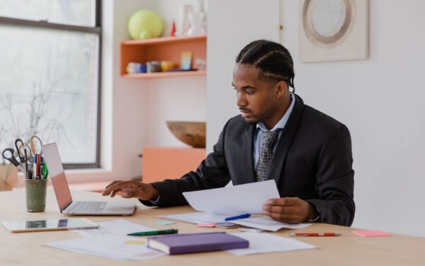 AI for småbedrifter: slik kan du automatisere uten store budsjetter