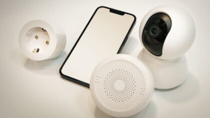 Enhetskompatibilitet hjemme: slik får mobil, TV, høyttalere og smarthjem til å spille på lag