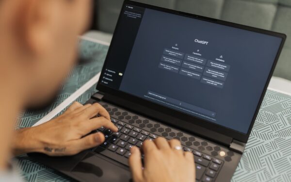 Grunnleggende prompt-teknikker: slik får du mer treffsikre svar fra AI