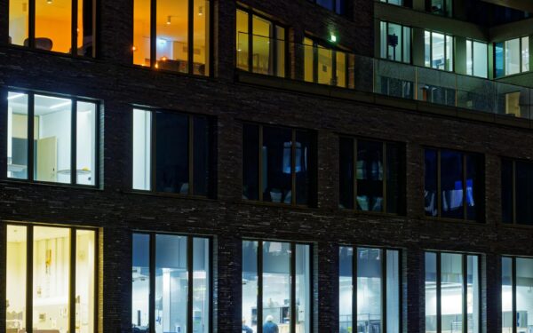 Hvordan smarte bygg kan gjøre hverdagen din roligere, tryggere og mindre energikrevende