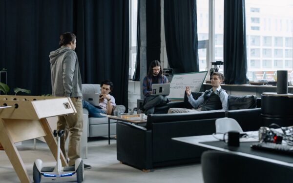 Robotkolleger på kontoret: slik kan arbeidsroboter faktisk endre kontorlivet