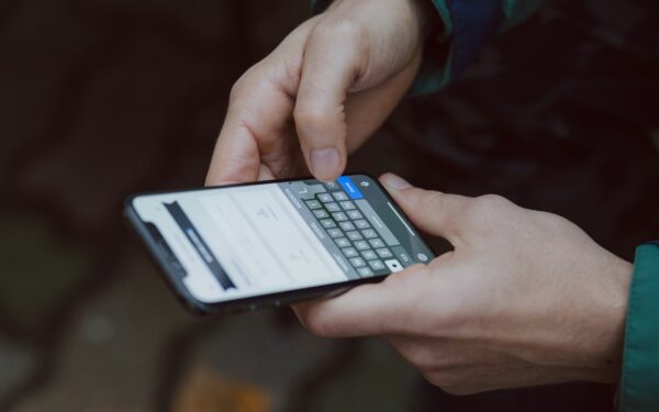 Slik avslører du falske leverings‑SMS før du klikker på lenken