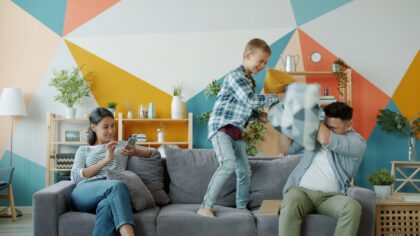 Slik bruker du familiegrupper i Google og Apple til å få kontroll på skjermbruk og kjøp