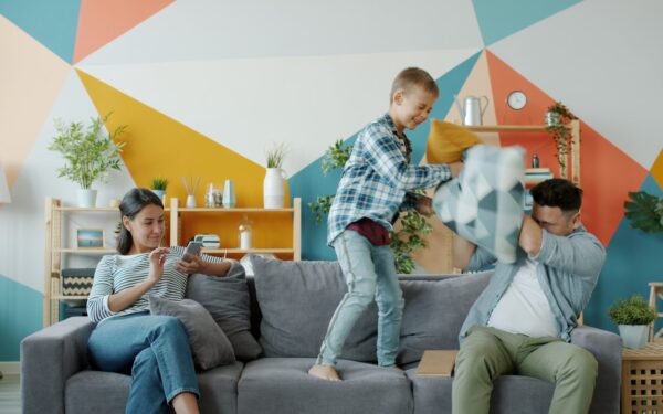 Slik bruker du familiegrupper i Google og Apple til å få kontroll på skjermbruk og kjøp