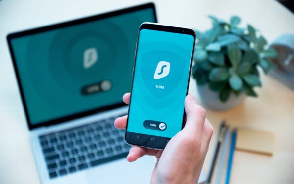 Slik stopper du adware på PC og telefon før det tar over nettleseren