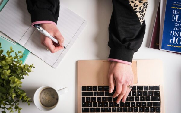 AI for research: slik kan du jobbe smartere med informasjon uten å bli overveldet
