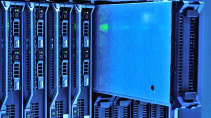 Edge computing og tåkeskya: hvorfor prosessering flytter nærmere deg