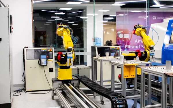 Industriroboter i små bedrifter: praktisk guide til å komme i gang uten millionbudsjett