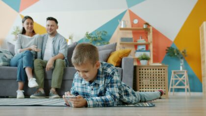 Mobil og barn: sunn digital sikkerhet i familien uten drama