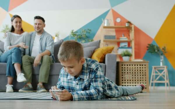 Mobil og barn: sunn digital sikkerhet i familien uten drama