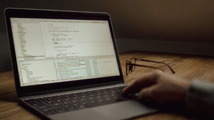 Praktisk guide til AI for koding: slik får du hjelp uten å miste kontrollen på koden
