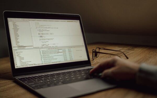 Praktisk guide til AI for koding: slik får du hjelp uten å miste kontrollen på koden