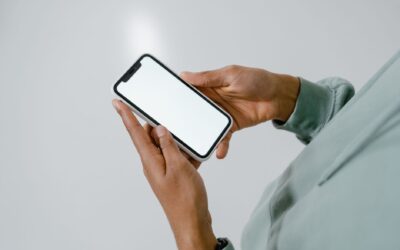 Skjermbeskytter til telefonen: hva som faktisk lønner seg og hvordan du legger den på uten bobler