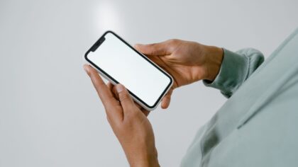 Skjermbeskytter til telefonen: hva som faktisk lønner seg og hvordan du legger den på uten bobler