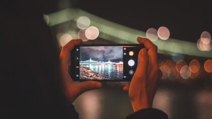 Slik utnytter du mobilkameraets nattmodus uten kornete og uklare bilder