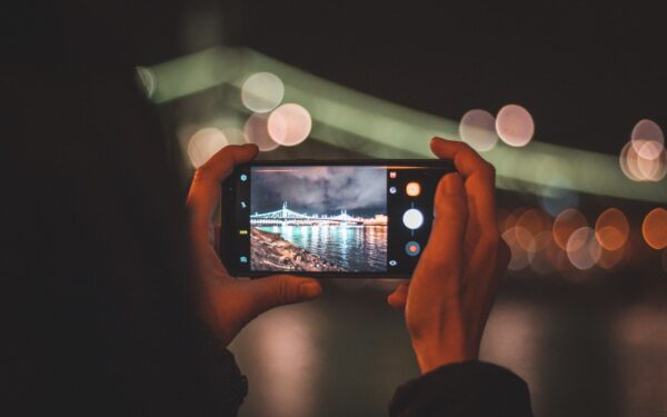 Slik utnytter du mobilkameraets nattmodus uten kornete og uklare bilder
