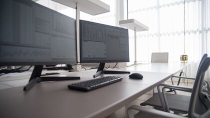 Slik velger du PC‑skjerm til jobb og fritid uten å drukne i spesifikasjoner