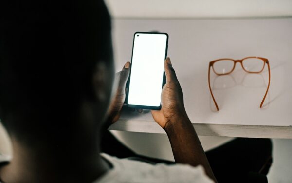 Slik velger du skjermbeskytter til mobilen uten å kaste bort penger