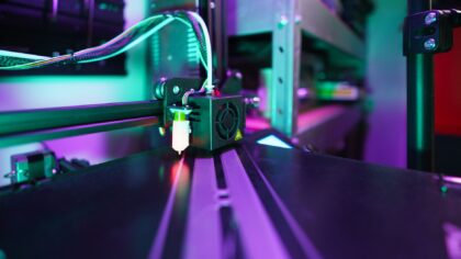 Solid state-batterier forklart: hva de kan bety for elbil, telefon og strømnett